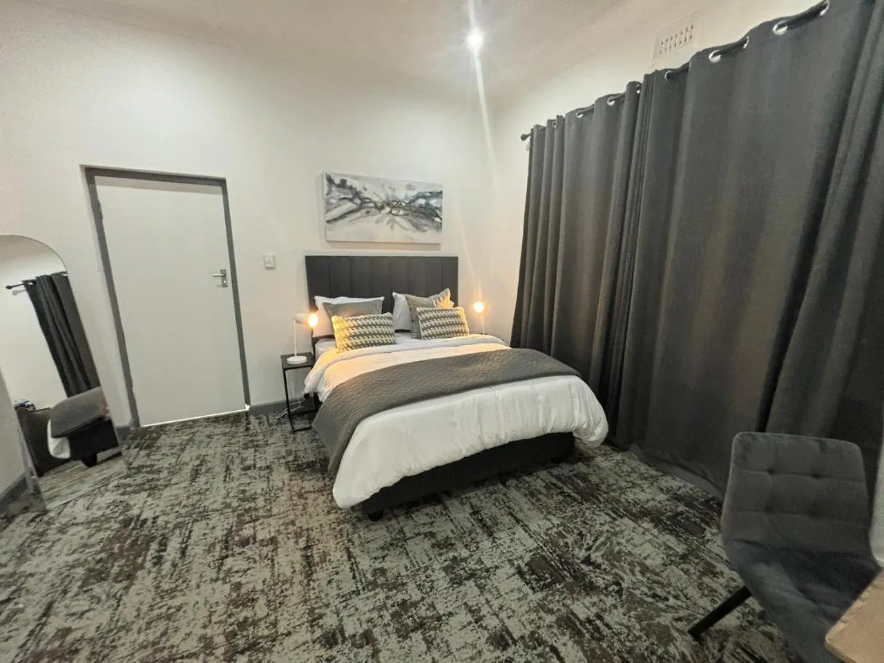 30 On 6Th Hotel Bellville
